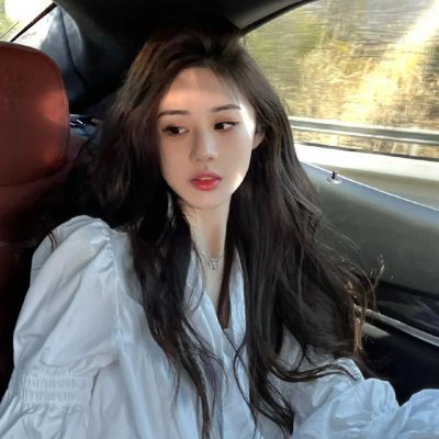 玻璃橱窗中的姑娘