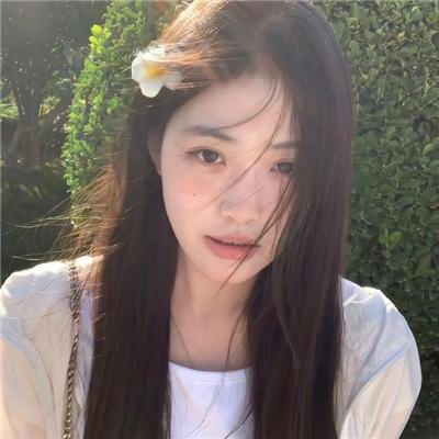 女生向前走